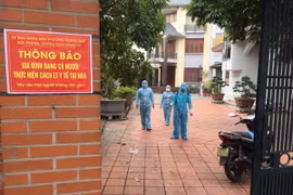 Sau khi phát hiện ca F0 tại phường Hoàng Quế, lực lượng chức năng thị xã Đông Triều đã đến truy vết, khoanh vùng, cách ly và lấy mẫu xét nghiệm các trường hợp liên quan đến ca F0. (Nguồn: laodong)