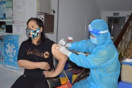 Người dân phường 1, thành phố Cao Lãnh, tỉnh Đồng Tháp được tiêm vaccine phòng COVID-19. (Ảnh: Nhựt A/TTXVN)