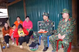 Cán bộ, chiến sỹ thuộc Tiểu đoàn bộ binh (Trung đoàn 741, Bộ Chỉ huy Quân sự tỉnh Điện Biên) tuyên truyền chủ trương, đường lối chính sách của Đảng, pháp luật Nhà nước đến người dân trên địa bàn xã Pá Mỳ, huyện Mường Nhé, tỉnh Điện Biên. (Ảnh: Nguyễn Xuân