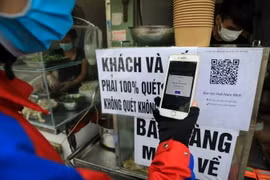 Quét mã QR-code khai báo y tế dù đến bất cứ địa điểm nào là rất cần thiết trong công tác truy vết về sau. (Ảnh: Tuấn Anh/TTXVN)