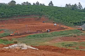 Một khu vực đang thi công, san gạt, làm đường nội bộ ngay tại trung tâm thành phố Bảo Lộc (đoạn hẻm Phùng Hưng, đường Phan Đình Phùng, phường Lộc Tiến) trong ngày 17/11 vừa qua. (Ảnh: Nguyễn Dũng/TTXVN)