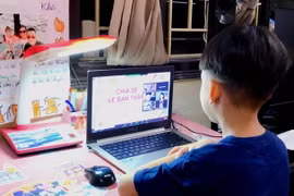 Học sinh lớp 1 học trực tuyến. (Ảnh: TTXVN phát)