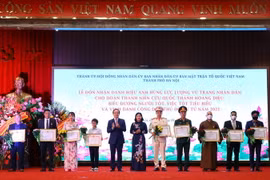 Phó Bí thư Thường trực Thành ủy Hà Nội Nguyễn Thị Tuyến và Chủ tịch HĐND thành phố Hà Nội Nguyễn Ngọc Tuấn trao danh hiệu “Người tốt, việc tốt” tiêu biểu năm 2021 của Thành phố Hà Nội. (Ảnh: Nguyễn Điệp/TTXVN)