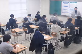 Các thí sinh tham gia kỳ thi đại học tại Seoul, Hàn Quốc, ngày 18/11. (Ảnh: Yonhap/TTXVN)