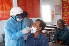 Nhân viên y tế lấy mẫu xét nghiệm COVID-19. (Ảnh: Huỳnh Anh/TTXVN)