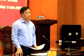 Chủ tịch UBND tỉnh, Trưởng Ban Chỉ đạo phòng, chống dịch COVID-19 tỉnh Nguyễn Khắc Thận phát biểu chỉ đạo tại hội nghị. (Ảnh: Thế Duyệt/TTXVN)