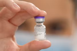 Vaccine ngừa COVID-19 của hãng Pfizer/ BioNTech. (Ảnh: AFP/TTXVN)