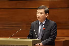 Viện trưởng Viện Kiểm sát Nhân dân Tối cao Lê Minh Trí trình bày Tờ trình về dự án Luật sửa đổi, bổ sung một số điều của Bộ luật Tố tụng hình sự. (Ảnh: Dương Giang/TTXVN)