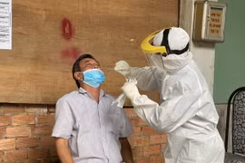 Nhân viên y tế lấy mẫu xét nghiệm cho người dân huyện Châu Thành, tỉnh Tây Ninh. (Ảnh: Thanh Tân/TTXVN)