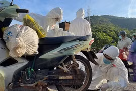 Đà Nẵng: Sinh viên tình nguyện cứu hộ xe máy tiếp sức cho dân về quê