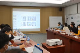 Công ty LGDVH báo cáo về phương án phòng chống dịch COVID-19 sau khi 1 trường hợp dương tính với virus SARS-CoV-2. (Ảnh: Minh Thu/TTXVN)