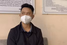 Đối tượng Nguyễn Đình Nhuận tại cơ quan chức năng. (Ảnh: TTXVN phát)