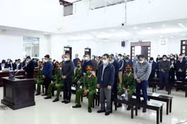 Các bị cáo nghe đại diện Viện Kiểm sát đọc bản luận tội và đề nghị các mức án. (Ảnh: Phạm Kiên/TTXVN)