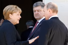 Tổng thống Nga Vladimir Putin và Thủ tướng Đức Angela Merkel cùng Tổng thống Ukraine Petro Poroshenko. (Nguồn: newsweek.com)