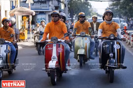 Đi tour du lịch ​bằng Vespa đang được rất nhiều du khách nước ngoài lựa chọn. (Ảnh: Thông Hải/Báo ảnh Việt Nam)