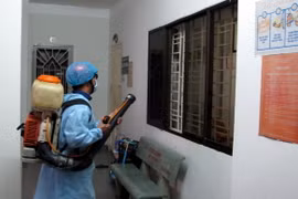 Phun thuốc diệt muỗi phòng sốt xuất huyết tại khu dân cư phường 4, quận 8, thành phố Hồ Chí Minh. (Ảnh: TTXVN)