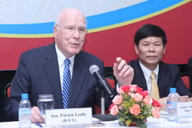 Chủ tịch Thường trực Thượng viện Mỹ Patrick Leahy giao lưu với sinh viên Khoa Luật, Trường Đại học Quốc gia Hà Nội. (Ảnh: Phương Hoa - TTXVN)