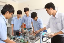 Sinh viên trong giờ thực hành cơ điện tử-cơ khí. (Ảnh: Phương Vy/TTXVN)
