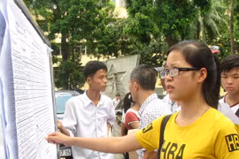 Sinh viên tham gia xét tuyển vào Đại học Kinh tê quốc dân năm 2015. (Ảnh: Phạm Mai/Vietnam+)