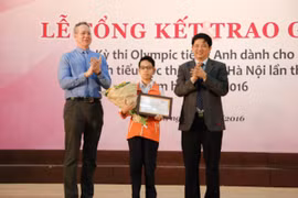  Ông Phạm Xuân Tiến, Phó Giám đốc Sở Giáo dục và Đào tạo Hà Nội và ông Gavan Iacono, Tổng giám đốc Language Link Việt Nam trao giải Nhất cho em Nguyễn Cường Linh. (Ảnh: BTC)