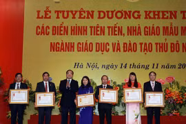 Bí thư Thành ủy Thành phố Hà Nội Hoàng Trung Hải trao Huân chương Độc lập và Huân chương Lao động cho các tập thể, cá nhân có nhiều thành tích xuất sắc trong những năm học vừa qua. Ảnh: Quý Trung – TTXVN
