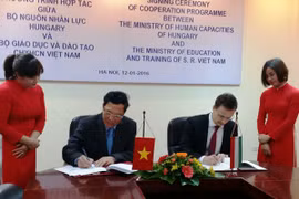 Bộ trưởng Bộ Giáo dục và Đào tạo Phạm Vũ Luận và Bộ trưởng Ngoại giao và Kinh tế Đối ngoại Hungary Szijjarto Peter ký kết hợp tác. (Ảnh: Bộ Giáo dục và Đào tạo)