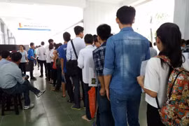 Thí sinh xếp hàng nộp hồ sơ tại Đại học Bách khoa Hà Nội. (Ảnh: Phạm Mai/Vietnam+)