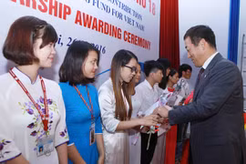 Đại diện Tập đoàn Fuyo trao học bổng cho các sinh viên. (Ảnh: Quý Trung/TTXVN)