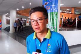 Giáo sư Ngô Bảo Châu chia sẻ với báo chí bên lề chương trình Ngày hội toán học mở. (Ảnh: Phạm Mai/Vietnam+)