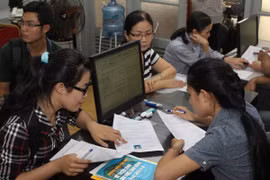 Thí sinh làm hồ sơ xét tuyển đại học. (Ảnh: Phương Vy/TTXVN)