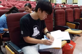 Thi sinh làm thủ tục xét tuyển đại học 2016 (Ảnh: Phạm Mai/Vietnam+)