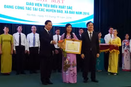 Nguyễn Thị Bích Thủy nhận bằng khen của Bộ Giáo dục và Đào tạo. (Ảnh: Phạm Mai/Vietnam+)