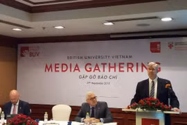 Hiệu trưởng Đại học Anh quốc Việt Nam Graeme Davies chia sẻ thông tin tại buổi gặp gỡ báo chí. (Ảnh: PM/Vietnam+)