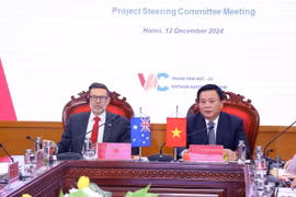 Giáo sư, Tiến sỹ Nguyễn Xuân Thắng và Đại sứ Australia tại Việt Nam Andrew Goledzinowski đồng chủ trì cuộc họp. (Ảnh: Văn Điệp/TTXVN)