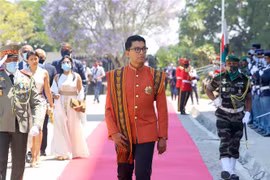 Tổng thống Madagascar Andry Rajoelina (giữa) tới Cung Manjakamiadana ở Antananarivo, ngày 6/11/2020. (Ảnh: AFP/TTXVN)