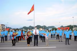 Phó Chủ tịch UBND tỉnh Sơn La Nguyễn Thành Công tặng hoa Đoàn cán bộ y tế tham gia hỗ trợ chống dịch COVID-19 tại Thành phố Hồ Chí Minh. (Ảnh: Quang Quyết/TTXVN)
