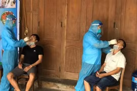 Lấy mẫu xét nghiệm COVID-19. (Ảnh: Võ Dung/TTXVN)