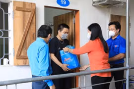Chủ tịch Ủy ban Mặt trận Tổ quốc Việt Nam thành phố Hà Nội Nguyễn Lan Hương trao quà cho sinh viên tại các khu ở trọ. (Ảnh: Nguyễn Thắng/TTXVN)