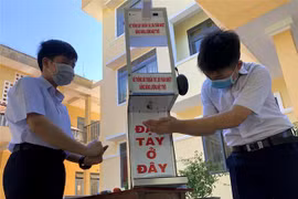 Máy rửa tay tự động không tiếp xúc được mọi người ưa chuộng bởi nhỏ gọn, tiện dụng, hiệu quả khả thi. (Ảnh: Lê Ngọc Phước/TTXVN)