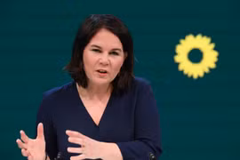 Chủ tịch đảng Xanh Annalena Baerbock phát biểu tại Berlin ngày 19/4/2021. (Ảnh: AFP/TTXVN)