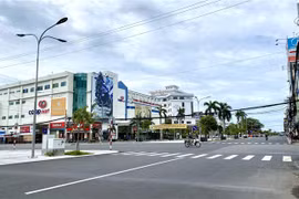 Đường Nguyễn Huệ, thành phố Long Xuyên vắng người và phương tiện trong thời gian tỉnh áp dụng Chỉ thị 16. (Ảnh: Thanh Sang/TTXVN)