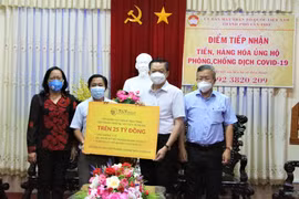 Đại diện Tập đoàn T&T Group trao tặng gói trang thiết bị, vật tư y tế trị giá trên 25 tỷ đồng cho ông Dương Tấn Hiển, Phó Chủ tịch Thường trực UBND TP Cần Thơ (thứ hai từ phải sang). (Nguồn: Vietnam+)