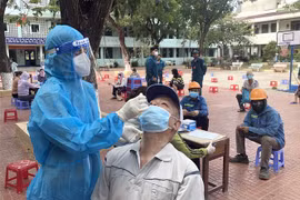 Test nhanh SARS-CoV-2 cho người dân tại Bình Định (Ảnh: Nguyên Linh/TTXVN)