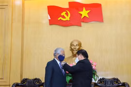 Ông Nguyễn Xuân Thắng, Ủy viên Bộ Chính trị, Giám đốc Học viện Chính trị quốc gia Hồ Chí Minh, Chủ tịch Hội đồng lý luận Trung ương trao Kỷ niệm chương "Vì sự nghiệp đào tạo, bồi dưỡng nghiệp vụ chính trị" tặng ngài Kamal Malhotra. (Ảnh: Nguyễn Điệp/TTXVN