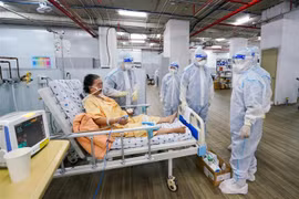 Trung tâm Hồi sức tích cực COVID-19 Đại học Y Dược TP Hồ Chí Minh nỗ lực cứu chữa bệnh nhân nặng. (Ảnh: TTXVN phát)