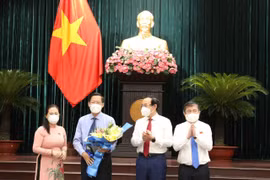 Ông Phan Văn Mãi nhận hoa chúc mừng của các lãnh đạo Thành phố Hồ Chí Minh. (Ảnh: TTXVN phát)