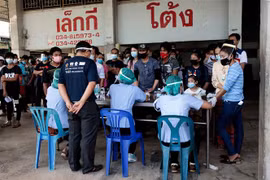 Người dân xếp hàng chờ xét nghiệm COVID-19 tại Samut Sakhon, Thái Lan. (Ảnh: AFP/TTXVN)