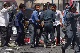 Chuyển người bị thương trong vụ nổ nghi là đánh bom liều chết bên ngoài sân bay quốc tế ở Kabul, Afghanistan ngày 26/8/2021. (Ảnh: Aljazeera/TTXVN)