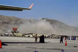 Khói bốc lên gần hiện trường vụ nổ ở sân bay Kabul, nơi đang diễn ra hoạt động sơ tán gấp rút công dân các nước khỏi Afghanistan, ngày 26/8/2021. (Ảnh: THX/TTXVN)