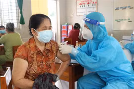 Nhân viên y tế tiêm vaccine phòng COVID-19 cho người dân Long An. (Ảnh: Bùi Giang/TTXVN)